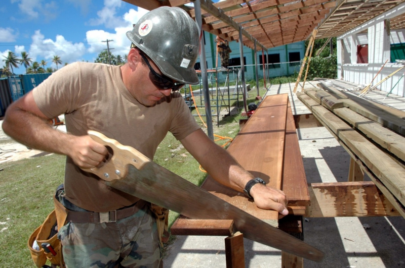 ebeniste-CAILLE-min_worker_construction_building_carpenter_male_job_build_helmet-893290